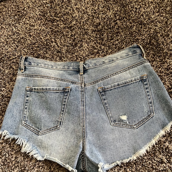 Bullhead denim high-rise shorts size 29 gently used to smoke free home - Picture 3 of 3